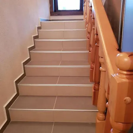 за гости в село любовище بيت ضيافة