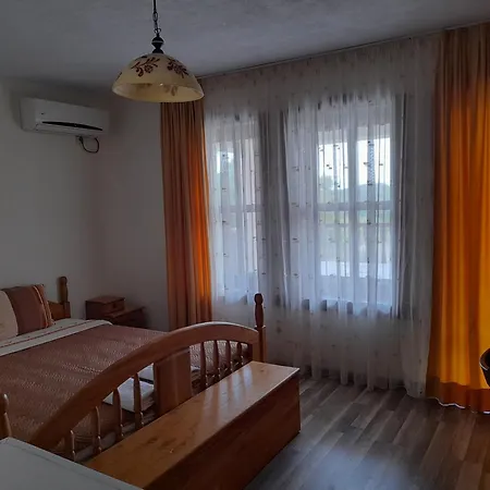 за гости в село любовище بيت ضيافة