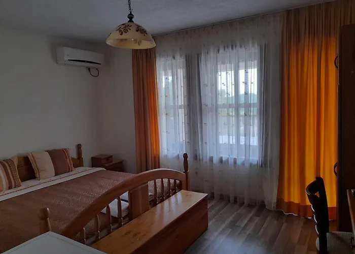 за гости в село любовище Konukevi